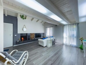 تلفزيون بشاشة مسطحة