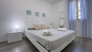 Une chambre à coucher moderne avec un lit, une table de chevet et une commode.