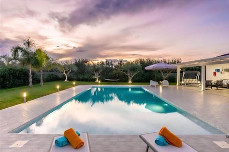 Una piscina al aire libre de temporada