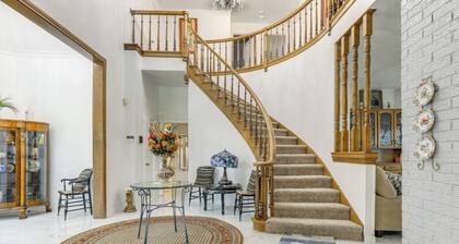 11 Mi to Dtwn: Luxe Home w/ Pool in Fort Worth