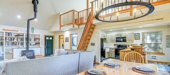 Port Orchard Lakefront Cabin w/ Fire Pit & Grill!
