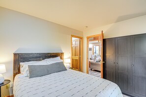 Interior - Port Orchard Lakefront Cabin w/ Fire Pit & Grill! (Port Orchard)