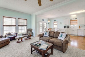 Interior - Waterfront Merritt Home w/ Boat Dock & Deck! (Merritt)