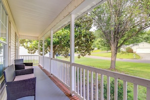 Interior - Knoxville Home w/ Sunroom ~ 9 Mi to Downtown! (Knoxville)