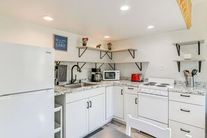 Apartment (0 Bedroom) | Interior - Cozy Houston Getaway w/ Fire Pit & Lake Access! (Houston)