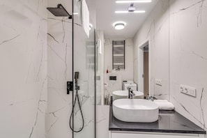 Departamento Confort, 1 habitación | Baño | Regadera, secadora de cabello, toallas, jabón