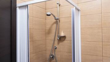 Doccia, bidet, asciugamani, sapone