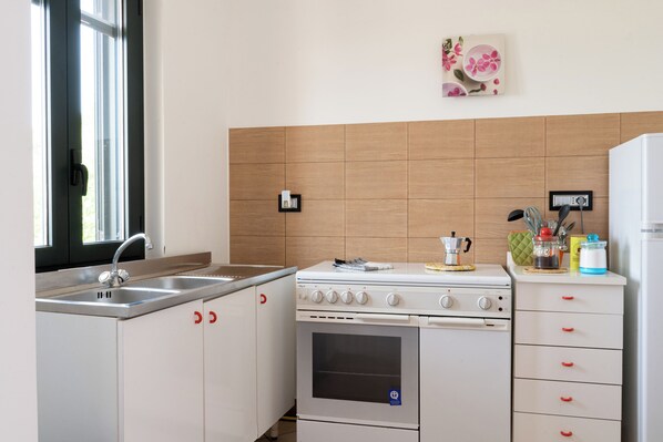 Kühlschrank, Ofen, Herdplatte, Wasserkocher mit Kaffee-/Teezubehör