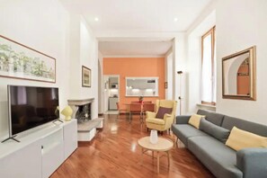 Smart TV, fireplace
