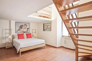 2 camere, una scrivania, ferro/asse da stiro, culla da viaggio