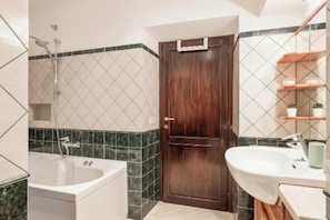 SĂšche-cheveux, bidet, serviettes fournies, savon