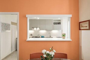 Fridge, microwave, oven, stovetop - Stylish and Comfortable Apartment Between Colosseum and San Giovanni





 (Roma)