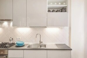 Frigorifero, microonde, forno, piano cottura