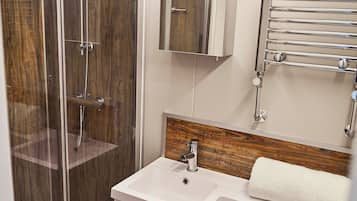 Cabin | Bathroom | Shower, hair dryer, towels, toilet paper