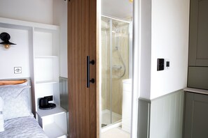 1 bedroom, iron/ironing board, free WiFi, bed sheets - Wildwood Quarry Cabin - Pet Friendly - Sleeps 3/4 (Mold)