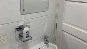 Une salle de bain équipée de toilettes, d’un bidet et d’un lavabo.