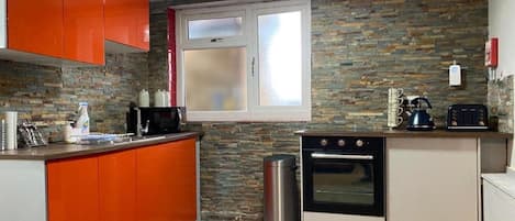 Apartemen | Dapur pribadi | Lemari es, microwave, oven, dan kompor