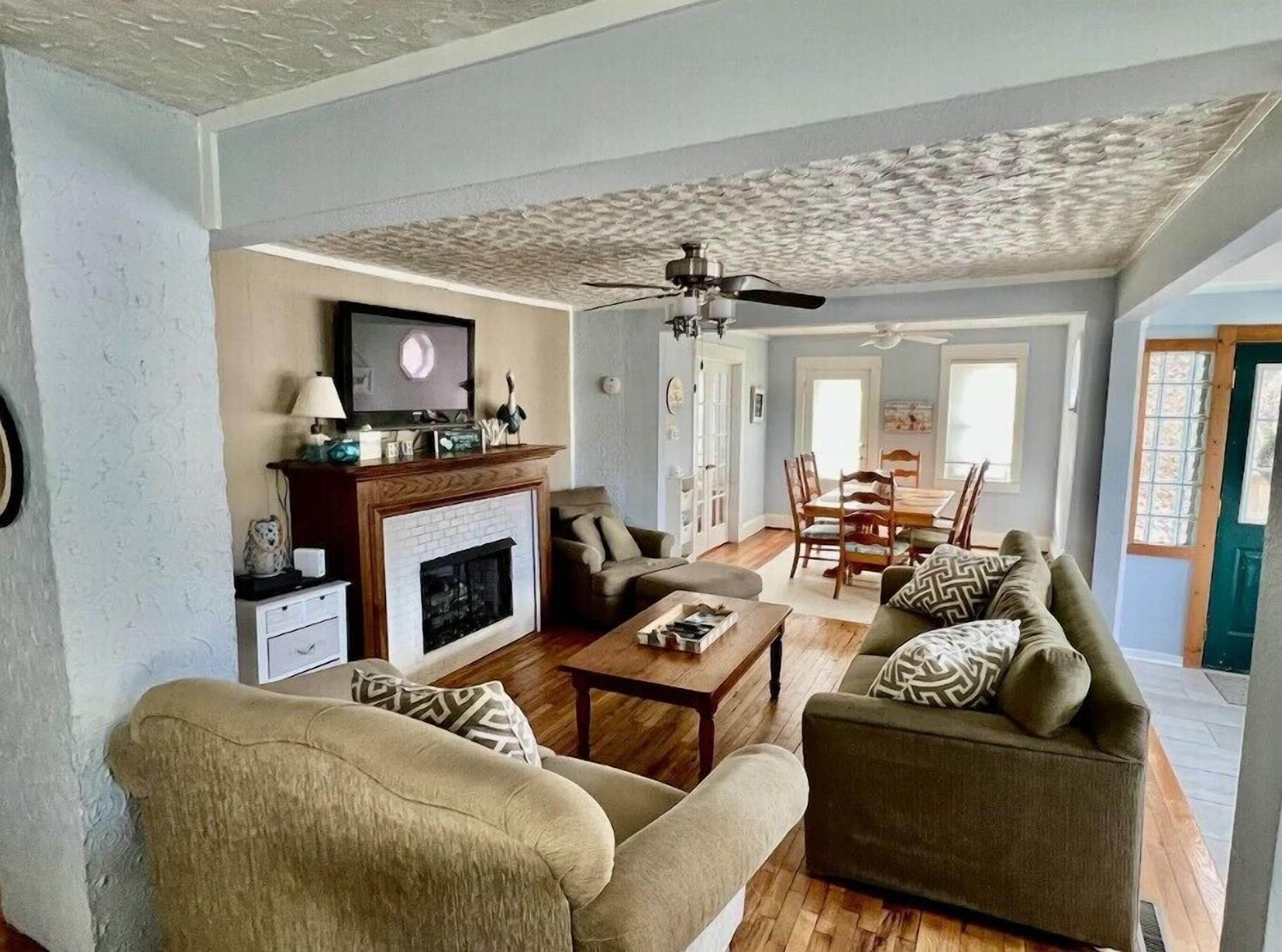 Large Cottage in Quiet Neighborhood near Lake Michigan