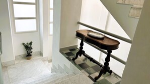 A staircase with a checkered floor pattern, a wooden table with a tray, and a potted plant. - La Foresteria Termoli 4, your home away from home by the sea and central (Termoli)