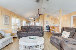Smart TV - 🎣By The Kure Beach Pier-Oceanfront Home by Kure Beach Fishing Pier🎣 (Kure Beach)