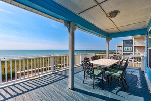 Outdoor dining - 🎣By The Kure Beach Pier-Oceanfront Home by Kure Beach Fishing Pier🎣 (Kure Beach)