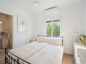 House | 3 bedrooms, bed sheets - Sunny Poolside Stay in Busot (Busot)