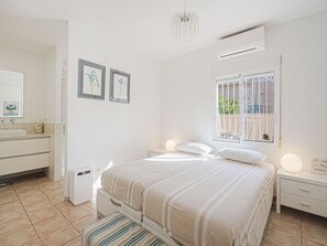 3 bedrooms, bed sheets - Sunny Poolside Stay in Busot (Busot)