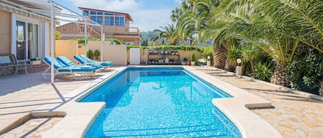 Piscine intérieure, piscine extérieure