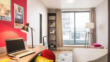 Cortinas blackout, wifi gratis y ropa de cama