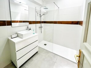 Shower, hair dryer, towels, shampoo