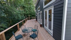 Outdoor dining - This stylish, modern country home is perfect for a getaway in Summertown, TN. (Summertown)