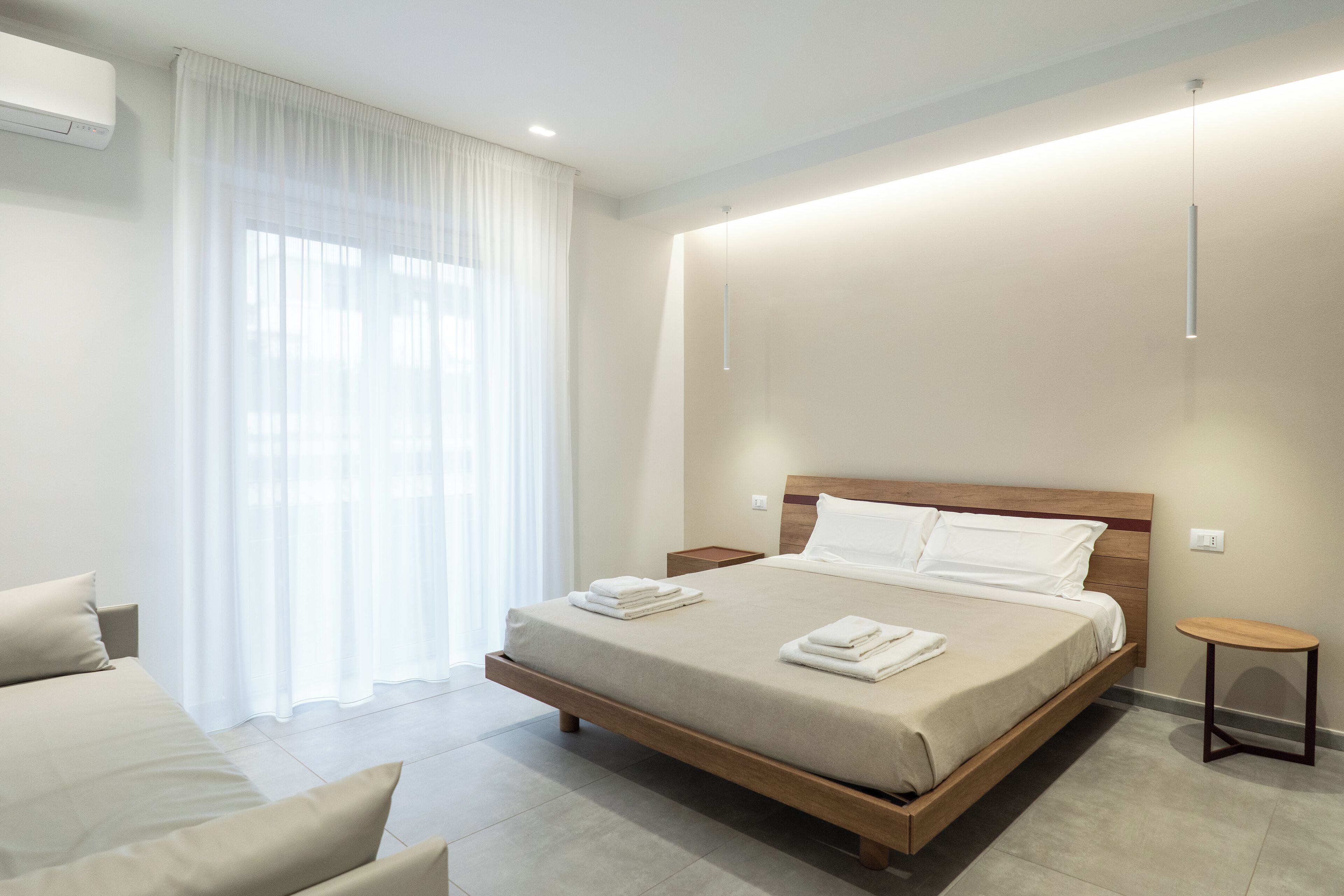 Phòng Superior | Bộ đồ giường cao cấp, nệm có lớp đệm bông, bàn 