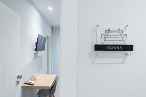 Premium bedding, pillow-top beds, desk, laptop workspace - CATANIA E DINTORNI LIVING ROOMS (Catania)