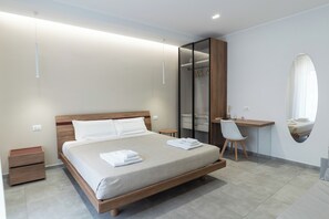 Premium bedding, pillow-top beds, desk, laptop workspace - CATANIA E DINTORNI LIVING ROOMS (Catania)