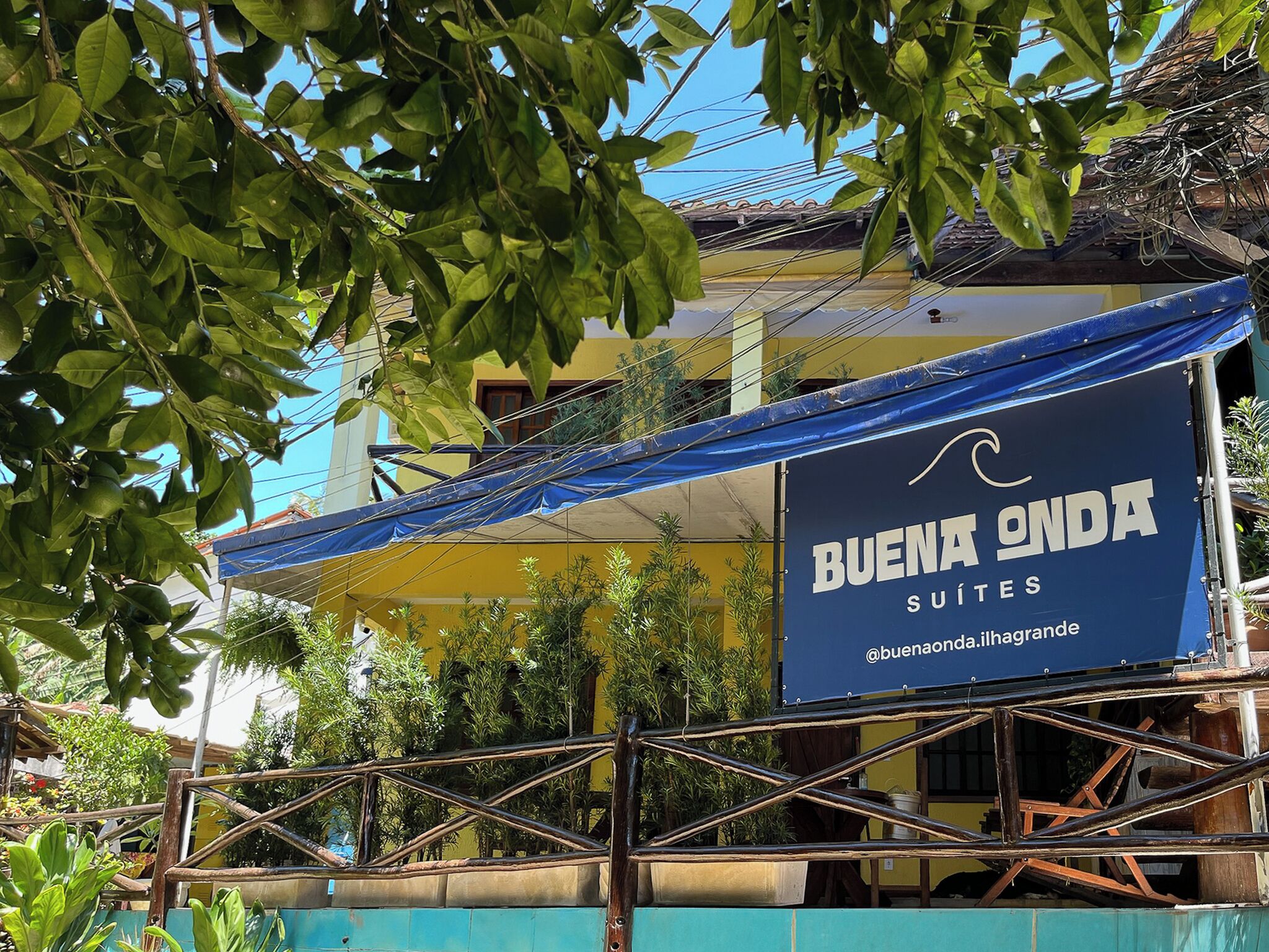 Vista frontal de la propiedad