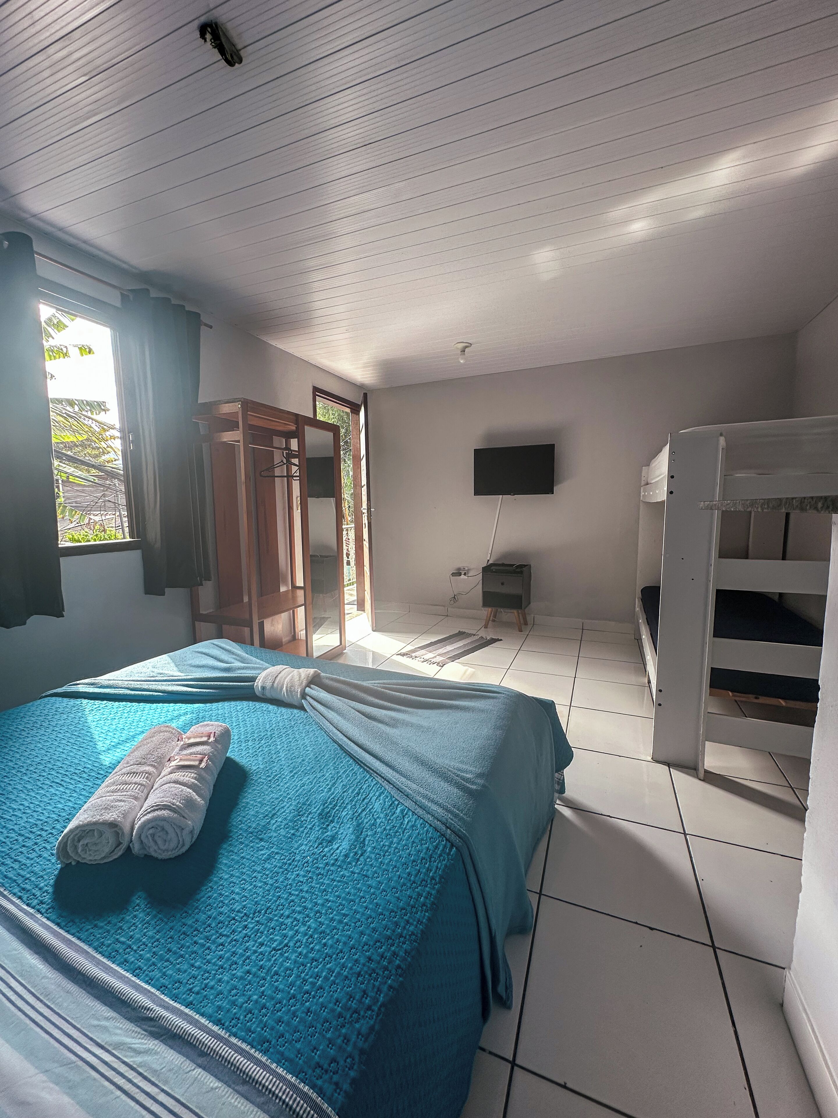 Apartament bàsic | Decoració individual, cortines opaques, wifi gratuïta i roba de llit 