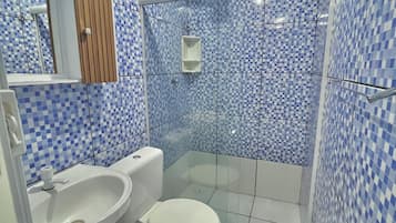 Apartament bàsic | Bany | Dutxa, tovalloles i paper higiènic