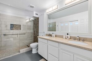 Douche, sèche-cheveux, serviettes fournies