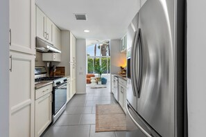 Kylskåp, mikrovågsugn, ugn och spishäll