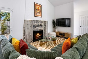 Smart TV y chimenea 