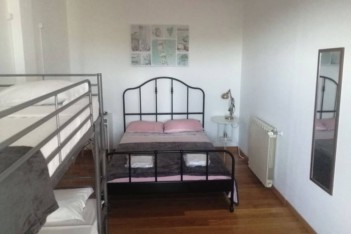 Chambre Quadruple Standard, salle de bains commune | Wi-Fi gratuit, draps fournis