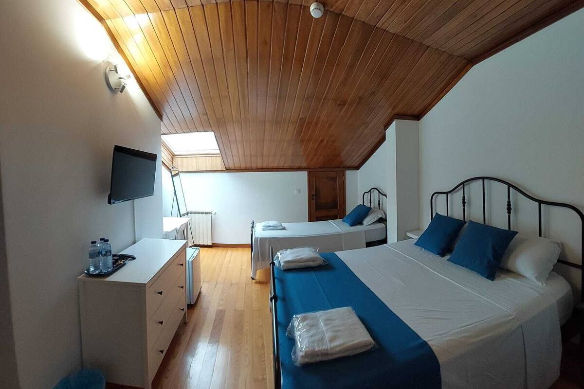 Standaard driepersoonskamer, privébadkamer | Gratis wifi, beddengoed