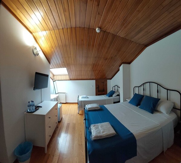 Chambre Triple Standard, salle de bains privée