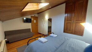 Standard Double Room, Shared Bathroom - Sir Manuel Guest House -Senhora A Branca (Braga)