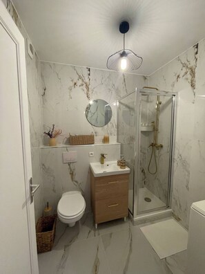 Dusj, hårføner, håndklær og såpe