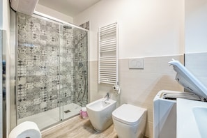 Family Apartment, 1 Bedroom, Sea Facing (Merlo C - town center & private) | Bathroom
