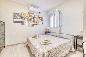 1 bedroom, bed sheets - Merlo C - town center & private parking (Ceriale)