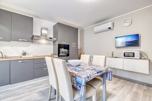 Family Apartment, 1 Bedroom, Sea Facing (Merlo C - town center & private) | Private kitchen | Fridge, oven, stovetop, cookware/dishes/utensils - Merlo C - town center & private parking (Ceriale)