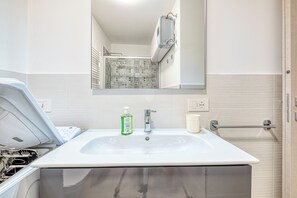 家庭公寓, 1 间卧室, 临海 (Merlo C - town center & private) | 浴室 | 淋浴设施、吹风机、坐浴桶、毛巾
