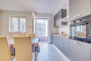 Refrigerador, horno, placa de cocina, utensilios de cocina